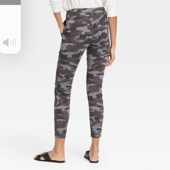 Knox Rose Camo Mid-Rise Utility Ankle Pants with Zip Ankle Detail. Size 2 - Picture 3 of 14